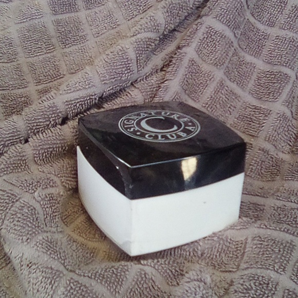 Signature Club A Double Hyaluronic¹⁰⁰⁰ Ounce of Gold's Volumizing Day Cream - Picture 2 of 4